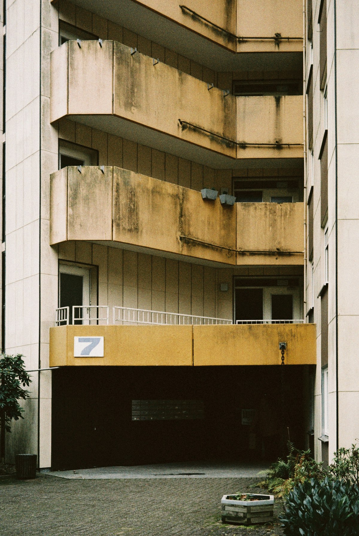 Moderna stambena zgrada sa balkonima