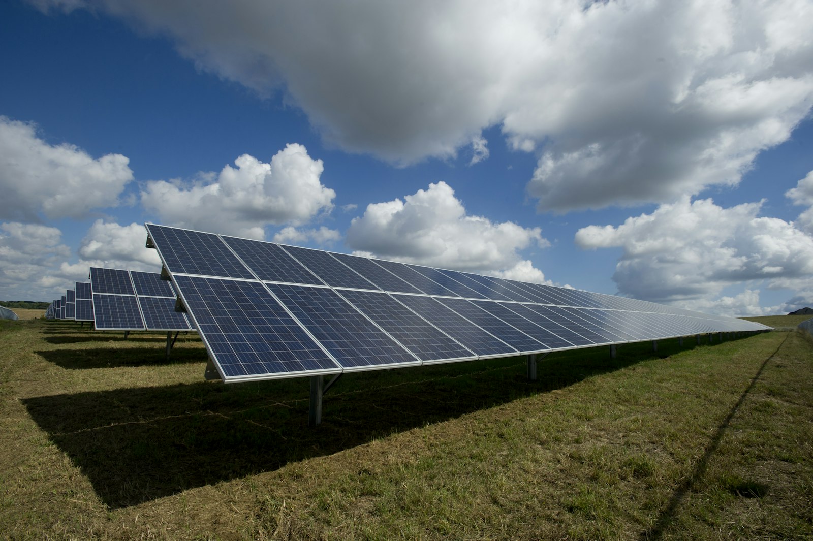 Solarni paneli na krovu zgrade — ko odlučuje i kako